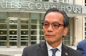 Homem condenado por delegacia secreta de polícia chinesa em Nova York Lu Jianwang leaves a U.S. courthouse in Brooklyn, New York on Wednesday, May 13, 2026, following his conviction of acting as an illegal foreign agent for China.