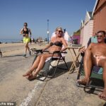 Homem morre em uma praia lotada no feriado mais quente de todos os tempos: milhares de pessoas ignoram o conselho oficial do governo para ficar longe do sol na 'histórica' onda de calor de 35 ° C em meio a avisos de verão 'super El Niño'