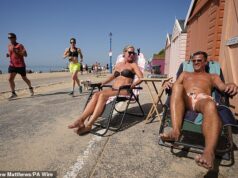 Homem morre em uma praia lotada no feriado mais quente de todos os tempos: milhares de pessoas ignoram o conselho oficial do governo para ficar longe do sol na ‘histórica’ onda de calor de 35 ° C em meio a avisos de verão ‘super El Niño’ Homem morre em uma praia lotada no feriado mais quente de todos os tempos: milhares de pessoas ignoram o conselho oficial do governo para ficar longe do sol na 'histórica' onda de calor de 35 ° C em meio a avisos de verão 'super El Niño'