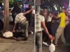 Homem nocauteado em briga brutal no distrito arco-íris de West Hollywood Um grupo de homens brigando em uma calçada no bairro arco-íris de West Hollywood à noite.