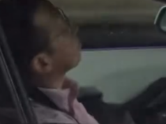 Homem parece ter adormecido enquanto dirigia em rodovia O motorista reconheceu a pessoa que o filmava.