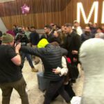 O homem teria sido preso por uma acusação de agressão não relacionada.