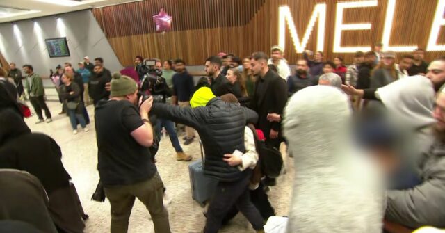 O homem teria sido preso por uma acusação de agressão não relacionada.