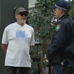 Um homem recebeu ordens da polícia para seguir em frente depois de usar uma camisa com uma suástica do lado de fora do prédio onde a comissão real está sendo realizada.