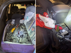 Homens são pegos tentando contrabandear dezenas de armas de fogo dos EUA para o Canadá Left, a suitcase recovered from a vehicle during a traffic stop in New York was found to contain a large cache of firearms, according to a federal complaint. Right, additional firearms were recovered from the back seat of the vehicle