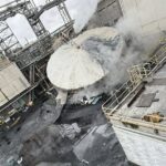Várias pessoas morreram e várias outras estão desaparecidas depois que um tanque de produtos químicos implodiu em uma fábrica de papel no estado de Washington. O tanque continha uma mistura química conhecida como “licor branco”, uma substância corrosiva que consiste principalmente de hidróxido de sódio e sulfeto de sódio.