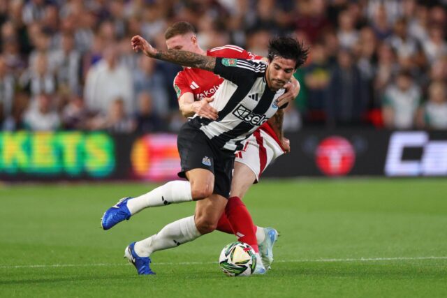 Houve um vencedor claro quando o Man Utd alvejou Elliot Anderson e Sandro Tonali se enfrentaram
