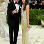 Hugh Jackman foi criticado por comparecer ao Met Gala deste ano com sua nova namorada, Sutton Foster