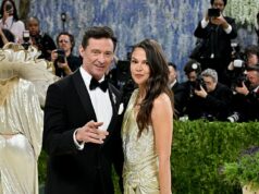 Hugh Jackman foi criticado por comparecer ao Met Gala com a nova namorada Sutton Foster – após se separar da ex-esposa Deborra-Lee Furness: ‘Polegar para baixo!’ Hugh Jackman foi criticado por comparecer ao Met Gala deste ano com sua nova namorada, Sutton Foster