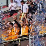 Hull City comemorou a promoção de volta à Premier League ao derrotar o Middlesbrough em Wembley