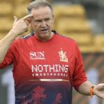 IPL 2026: Andy Flower, técnico do RCB, multado por violação do Código de Conduta durante partida contra o MI