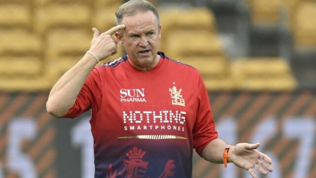 IPL 2026: Andy Flower, técnico do RCB, multado por violação do Código de Conduta durante partida contra o MI
