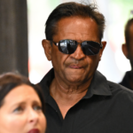 Nicky Winmar chega ao Tribunal de Magistrados de Melbourne em Melbourne, Victoria, sexta-feira, 21 de novembro de 2025.