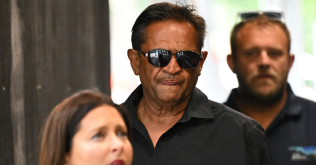 Nicky Winmar chega ao Tribunal de Magistrados de Melbourne em Melbourne, Victoria, sexta-feira, 21 de novembro de 2025.
