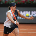 A polonesa Iga Swiatek devolve a bola para a italiana Elisabetta Cocciaretto durante sua partida no torneio de tênis Aberto da Itália, em Roma, domingo, 10 de maio de 2026.