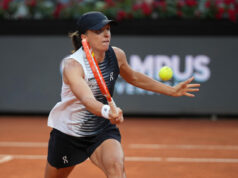 Iga Swiatek derrota Naomi Osaka e chega às quartas de final do Aberto da Itália A polonesa Iga Swiatek devolve a bola para a italiana Elisabetta Cocciaretto durante sua partida no torneio de tênis Aberto da Itália, em Roma, domingo, 10 de maio de 2026.