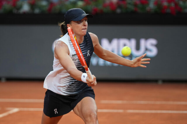 A polonesa Iga Swiatek devolve a bola para a italiana Elisabetta Cocciaretto durante sua partida no torneio de tênis Aberto da Itália, em Roma, domingo, 10 de maio de 2026. 