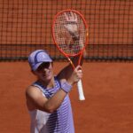 Iga Swiatek, da Polônia, comemora a vitória contra Emerson Jones, da Austrália, durante a primeira rodada de tênis individual feminino no torneio de tênis do Aberto da França