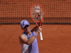 Iga Swiatek e Elena Rybakina cruzam a abertura do Aberto da França Iga Swiatek, da Polônia, comemora a vitória contra Emerson Jones, da Austrália, durante a primeira rodada de tênis individual feminino no torneio de tênis do Aberto da França