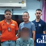 Imagem da polícia tailandesa em vestidos brilhantes com suspeito algemado é falsa