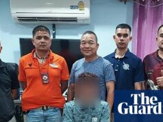 Imagem da polícia tailandesa em vestidos brilhantes com suspeito algemado é falsa Imagem da polícia tailandesa em vestidos brilhantes com suspeito algemado é falsa