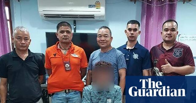 Imagem da polícia tailandesa em vestidos brilhantes com suspeito algemado Imagem da polícia tailandesa em vestidos brilhantes com suspeito algemado é falsa