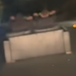 Imagens alarmantes mostram 'cavaleiros de sofá' dirigindo pela rua escura de Canberra