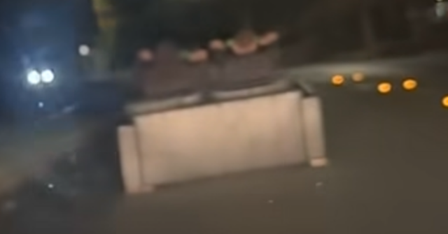 Imagens alarmantes mostram 'cavaleiros de sofá' dirigindo pela rua escura de Canberra
