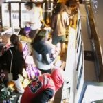 A polícia revelou imagens impressionantes de manifestantes saqueando um posto de gasolina em meio a distúrbios em Alice Springs.