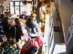 Imagens de motim mostram caos na loja de Alice Springs com cinco presos A polícia revelou imagens impressionantes de manifestantes saqueando um posto de gasolina em meio a distúrbios em Alice Springs.