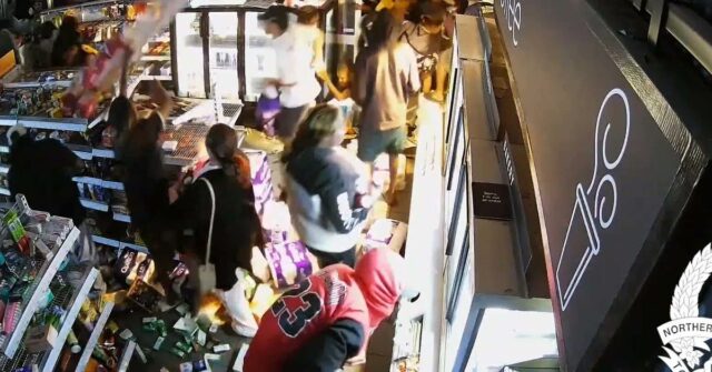 A polícia revelou imagens impressionantes de manifestantes saqueando um posto de gasolina em meio a distúrbios em Alice Springs.