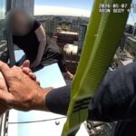 Imagens de roer as unhas mostram uma mulher chorando de resgate de policiais da NYPD pendurada na borda de um arranha-céu