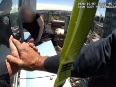 Imagens de roer as unhas mostram uma mulher chorando de resgate de policiais da NYPD pendurada na borda de um arranha-céu Imagens de roer as unhas mostram uma mulher chorando de resgate de policiais da NYPD pendurada na borda de um arranha-céu