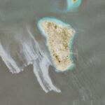 Imagens de satélite mostram provável vazamento de petróleo na ilha de Kharg, no Irã