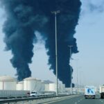 Importante instalação petrolífera dos Emirados Árabes Unidos pega fogo depois que o Irã dispara mísseis em uma 'escalada perigosa', dizem autoridades