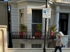 Impossível! Momento em que um cachorro real fica cara a cara com um cão robô de IA em Londres A filmagem mostra o cachorro preto e branco mantendo distância cautelosamente do melhor amigo do homem branco e motorizado durante uma caminhada