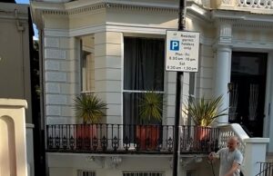 Impossível! Momento em que um cachorro real fica cara a cara com um cão robô de IA em Londres A filmagem mostra o cachorro preto e branco mantendo distância cautelosamente do melhor amigo do homem branco e motorizado durante uma caminhada