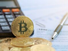 Impostos sobre Bitcoin: o que você realmente paga ao IRS quando vende Ilustração de um smartphone exibindo um aplicativo de negociação Bitcoin com opções de compra/venda e uma tabela de preços, cercado por pilhas de moedas Bitcoin douradas.
