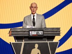 Indiana Pacers enfrenta duras críticas após resultados difíceis da loteria do draft da NBA NBA Commissioner Adam Silver at the NBA Draft announcing Indiana Pacers' pick