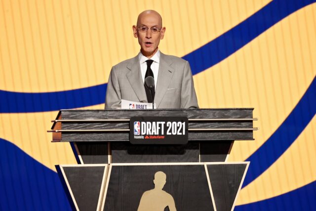 Indiana Pacers enfrenta duras críticas após resultados difíceis da loteria NBA Commissioner Adam Silver at the NBA Draft announcing Indiana Pacers' pick