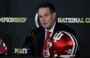Indiana está prevista para conseguir um recruta WR dinâmico de 5 estrelas Indiana head coach Curt Cignetti