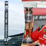 Famoso poste de pontuação IMS com uma foto de Kyle Busch e o texto