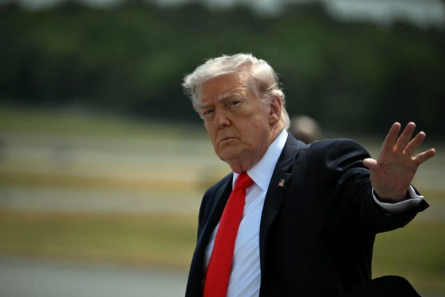 Índice de aprovação de Donald Trump cai para o mais baixo de todos os tempos em pesquisas
