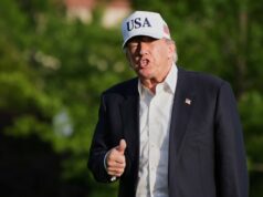 Índice de aprovação de Donald Trump despenca com americanos brancos menos instruídos President Donald Trump gestures to reporters as he walks across the South Lawn of the White House, Friday, May 15, 2026, in Washington, on return from Beijing where he met with China's President Xi Jinping.
