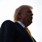 O presidente Donald Trump fala à mídia antes de embarcar no Força Aérea Um para partir para Miami, Flórida, no Aeroporto Internacional de Palm Beach, em West Palm Beach, Flórida, EUA, em 2 de maio de 2026.