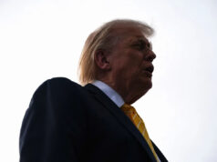 Índice de desaprovação de Trump bate recorde em nova pesquisa O presidente Donald Trump fala à mídia antes de embarcar no Força Aérea Um para partir para Miami, Flórida, no Aeroporto Internacional de Palm Beach, em West Palm Beach, Flórida, EUA, em 2 de maio de 2026.