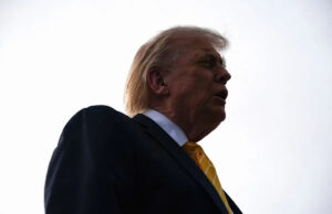 Índice de desaprovação de Trump bate recorde em nova pesquisa O presidente Donald Trump fala à mídia antes de embarcar no Força Aérea Um para partir para Miami, Flórida, no Aeroporto Internacional de Palm Beach, em West Palm Beach, Flórida, EUA, em 2 de maio de 2026.