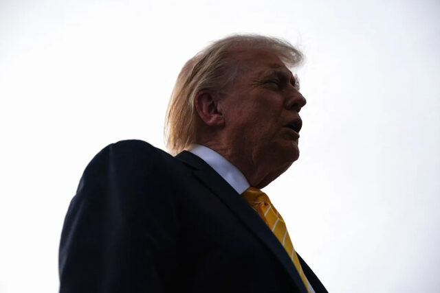 O presidente Donald Trump fala à mídia antes de embarcar no Força Aérea Um para partir para Miami, Flórida, no Aeroporto Internacional de Palm Beach, em West Palm Beach, Flórida, EUA, em 2 de maio de 2026.