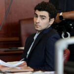 Luigi Mangione compareceu ao tribunal na segunda-feira enquanto um juiz decidia se as principais evidências de sua prisão poderiam ser mostradas aos jurados
