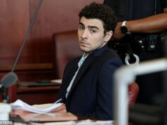 Indignação quando o juiz suprime as principais evidências no julgamento do assassinato do CEO de Luigi Mangione, incluindo o telefone celular encontrado em sua mochila… mas o manifesto SERÁ mostrado ao júri Luigi Mangione compareceu ao tribunal na segunda-feira enquanto um juiz decidia se as principais evidências de sua prisão poderiam ser mostradas aos jurados